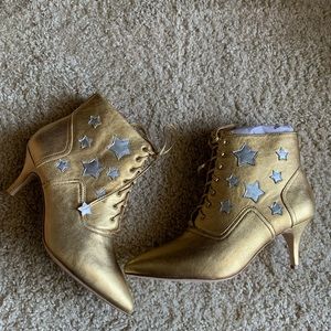 New Isa Tapia metallic star boots